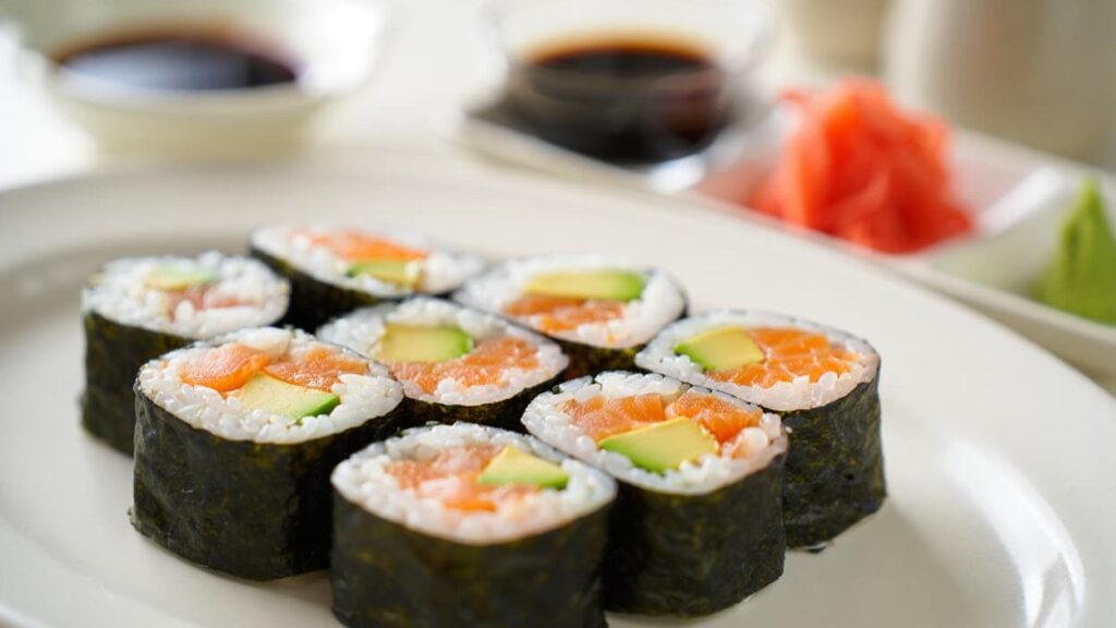 Domaći maki rolnice sa lososom i avokadom