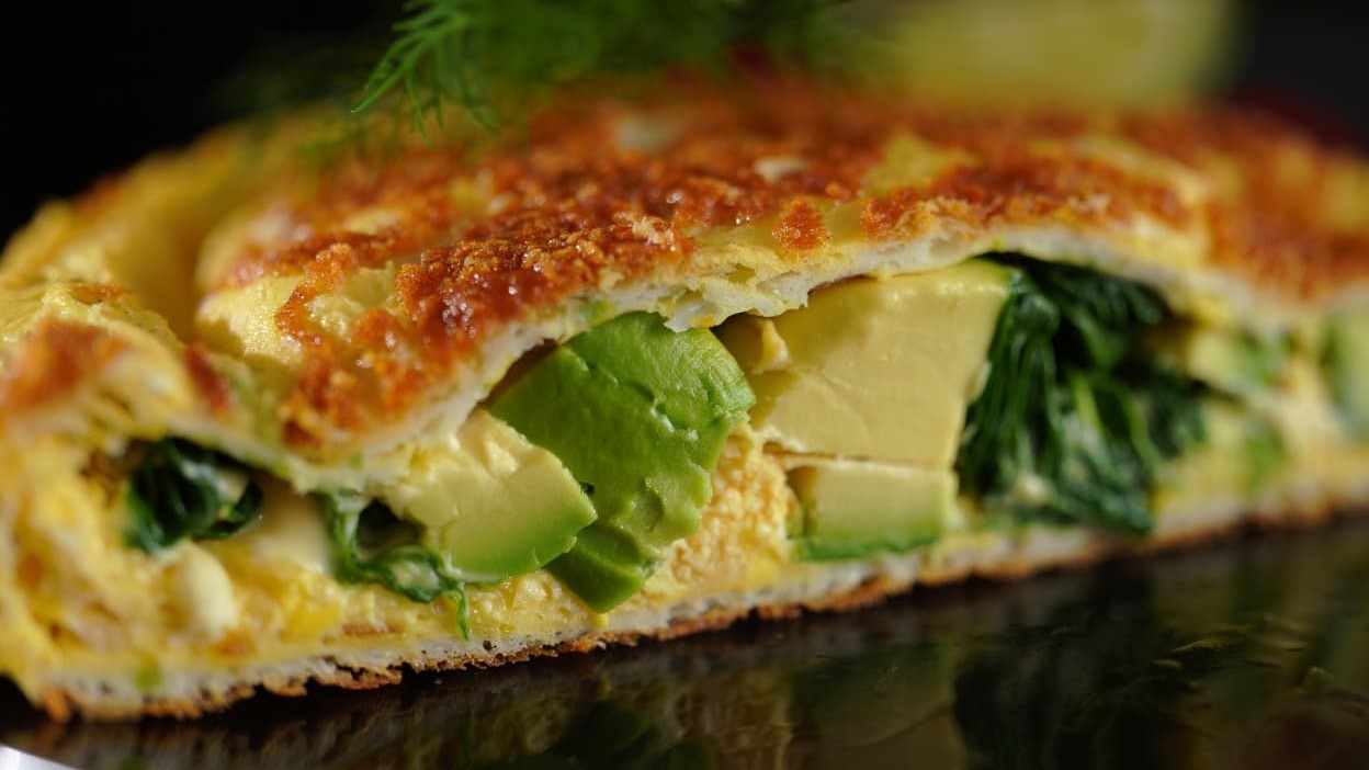 Low Carb Doručak: Savršen Omlet sa Avokadom i Špinatom bez Brašna