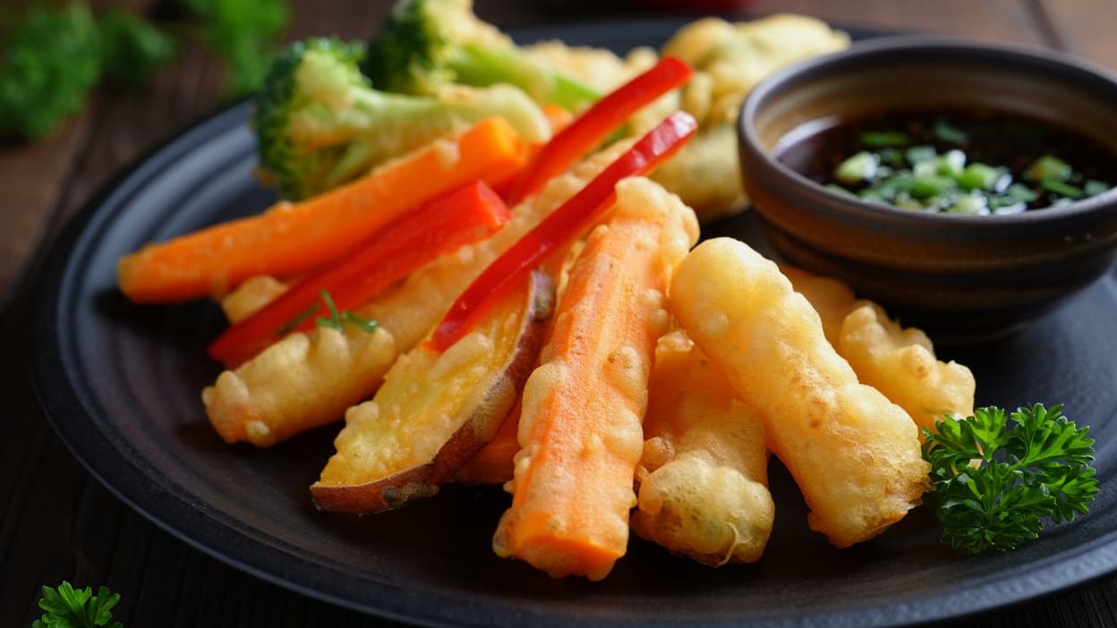 Hrskava povrća u tempura testu sa domaćim sosom