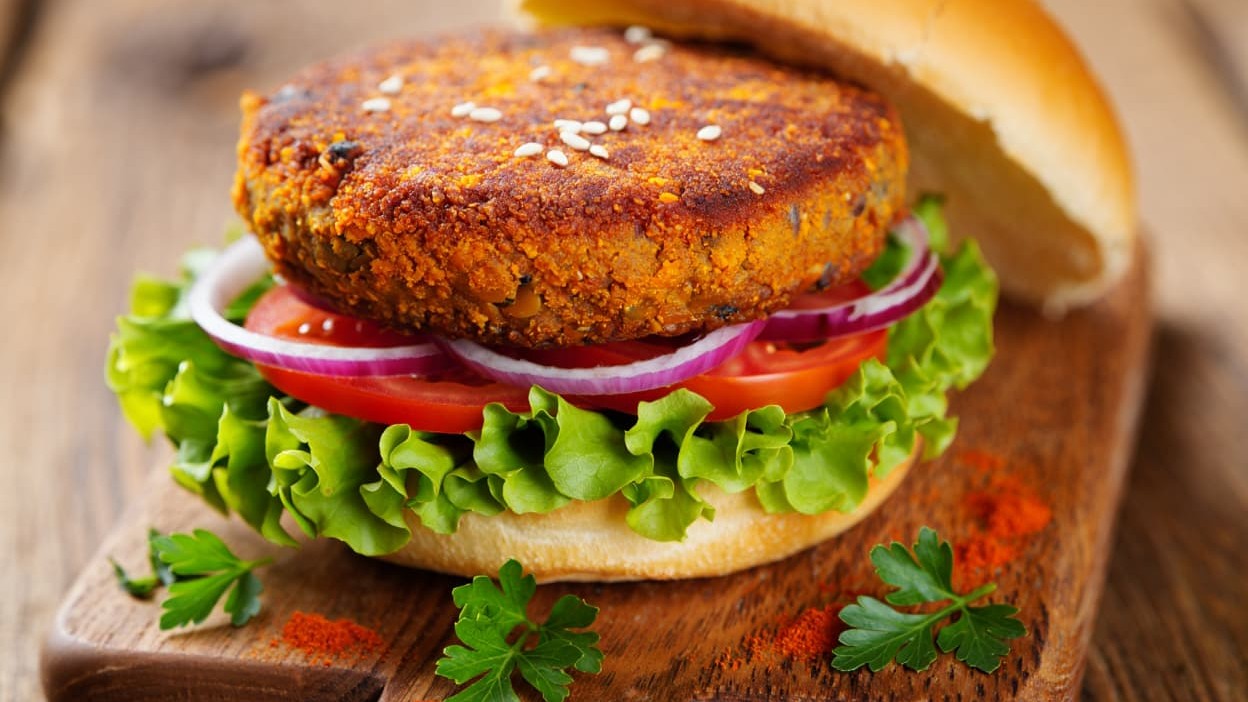 Savršeni Veggie Burger od Crvenog Graha sa Jajima i Začinima